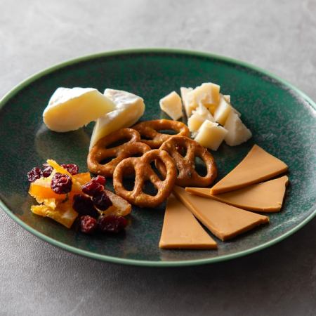 チーズとドライフルーツの盛り合わせ