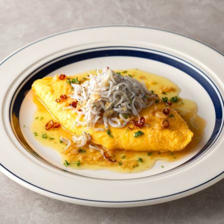 しらすのチーズオムレツ　ガーリックオイル