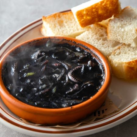 スルメイカと長ネギのイカスミアヒージョ