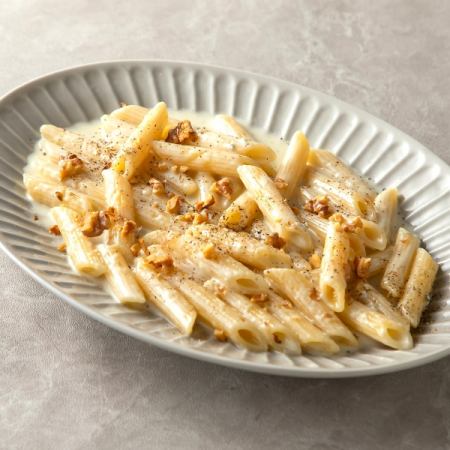 ゴルゴンゾーラとくるみのクリーム　ペンネ