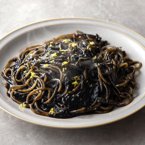 スルメイカとレモンのイカスミソース　生スパゲティ