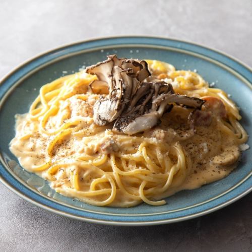 炭焼き舞茸とリッチスモークベーコンのカルボナーラ　生スパゲティ