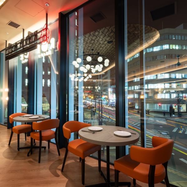 落ち着いた雰囲気の広々とした店内。特に窓際のお席は解放感抜群！会社宴会や接待など、大人数でのご利用も大歓迎です◎