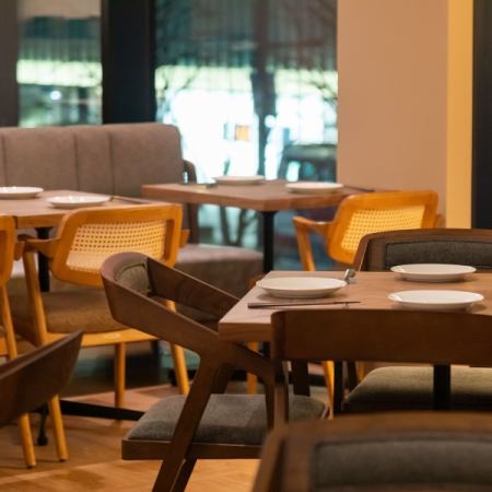 会社飲み会や接待などの大人数でのご利用も可能な、テーブル席のご用意があります。札幌へ観光などで訪れたお客さまにもおすすめです。