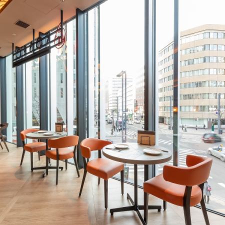 日中はやわらかな陽の光が差し込み、開放的な雰囲気に。夜は札幌の夜景を満喫することが出来ます！