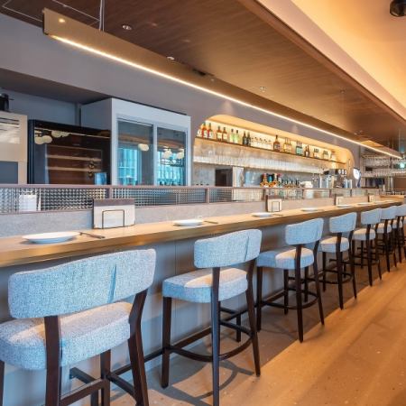 お一人様でも気兼ねなくお食事を楽しめるカウンター席もございます。お一人でもデートでもご友人とでも楽しめるお席です。