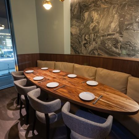 【個室】ソファータイプのお席もございます。お席も広々、ゆったりとお食事をお愉しみいただけます。