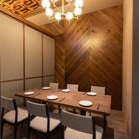 【個室】シックな雰囲気で接待や大切な日のお食事にもぴったり。誕生日・記念日などのお祝いにもぜひご利用ください。