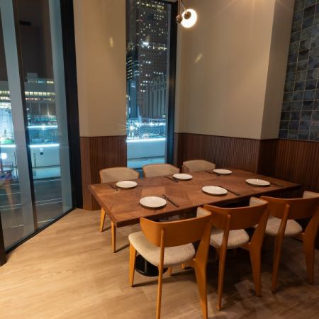 【個室】夜景や景色をお愉しみいただける、個室もご用意しております。季節を感じていただきながら旬の味覚をご堪能ください。