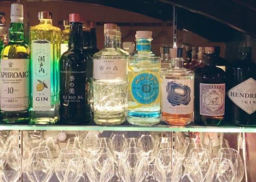 [A number of unique bottles.You can also enjoy it with your eyes♪] Enjoy the craft beers and craft gins that bring out the flavors of each country!