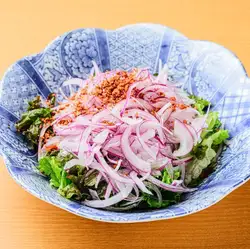 Bacon bits and red onion salad
