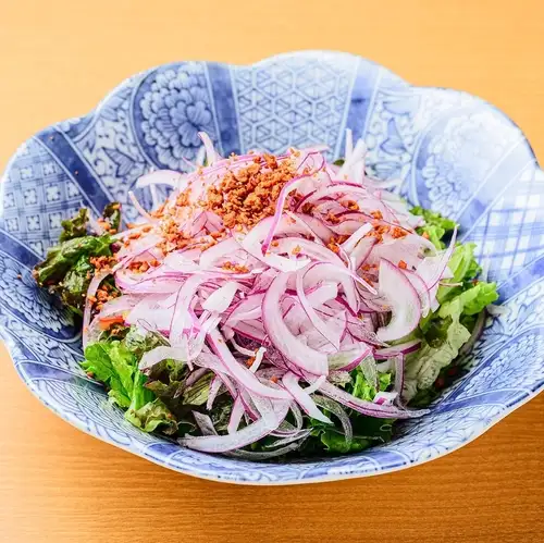 Bacon bits and red onion salad