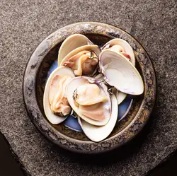 Large clams steamed in sake