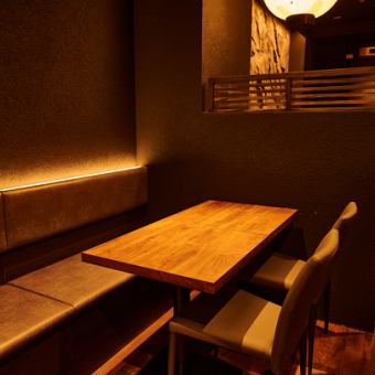カップル様に大人気の雰囲気抜群のカウンターカップルシート◎間接照明があたたかい雰囲気を演出しゆったりとお過ごしいただけます。