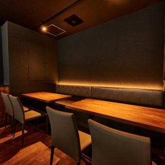 ご家族や同僚、懐かしい仲間など様々なシーンに対応可能◎和モダンなお席で足を伸ばしてゆったりとお過ごしください。