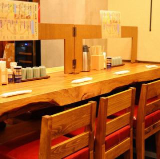 木目のテーブルとイスが特徴的な店内。ゆったりとした落ち着いた空間になっております。
