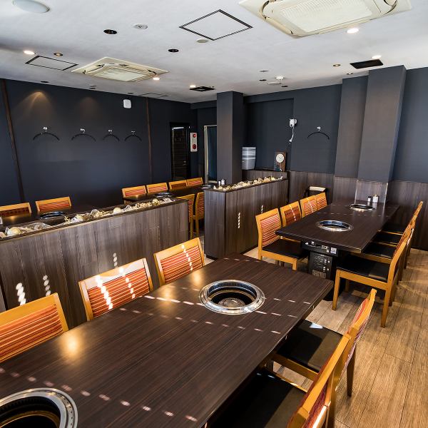 【多様なシーンに対応する洗練された空間】店内は、かっこよくて、オシャレな雰囲気です。落ち着いた空間のため、ゆったりとお過ごしいただけます。少人数から団体様まで対応可能で、メインの利用はもちろん、二次会・三次会利用にも最適です。