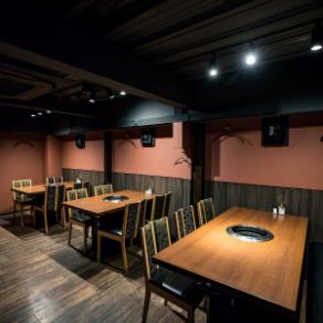 大切なご家族とのお食事や、忘れられない記念日、誕生日のお祝いにぴったりの2階フロアです。シックな雰囲気が魅力のテーブル席（4名×4卓、6名×2卓）となっており、親しい友人との飲み会や、部署の宴会にも対応可能。落ち着いたムードで上質な焼肉をご堪能ください。