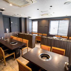 3階は、白を基調として清潔感があり、落ち着いた雰囲気のフロアです。8名掛けテーブルが3卓、4名掛けテーブルが1卓あり、大人数の団体利用に最もおすすめです。会社の宴会や盛大な誕生日パーティーはもちろん、記念日の大人数でのお祝いや、女子会にも最適。ゆったりとした空間で自慢の和牛を心ゆくまでお楽しみください。