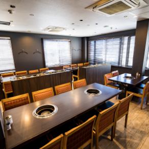 白を基調とした清潔感と落ち着いた雰囲気が魅力の3階は、大人数の団体利用に特におすすめです。8名様テーブル（3卓）と4名様テーブル（1卓）を備え、大規模な宴会や誕生日パーティーに最適。記念日のご家族のお集まりや、大人な女子会にも人気です。広々とした空間で、ゆったりと特別な時間をお過ごしいただけます。