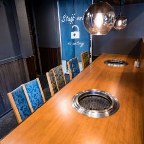 1階のカウンター席は、特別なデート利用に最適です。2名掛けが4席あり、親密な距離感で美味しい焼肉と会話を楽しめます。目の前で肉が焼ける臨場感は、二人のムードを盛り上げます。記念日や誕生日といった大切な日のディナーにもぴったりです☆