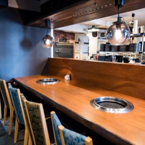 1階は、美味しいお肉を心ゆくまで堪能したいお一人様利用のお客様のための特別な空間です。全4席のカウンター席で、誰にも邪魔されず、自分のペースで焼肉を楽しめます。仕事帰りの自分へのご褒美に最適！目の前で肉が焼ける音や香りを楽しみながら、極上の時間をお過ごしください。