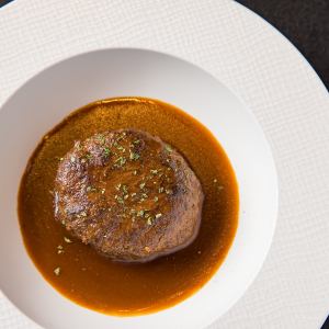 焼肉屋の煮込みハンバーグ