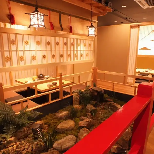 《帯屋町で庭園を望む個室｜接待や会食などビジネスシーンも気軽に》扉の向こうには高知名物「はりまや橋」を再現した庭園風空間が広がる！全17室の完全個室で、特別感ある記念日や接待にも最適です。