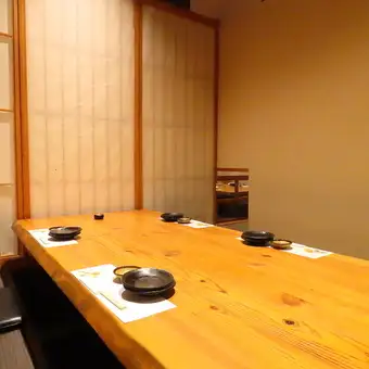 我们提供带下沉式餐桌的私人包间，散发着木质的温暖气息。即使在长时间的宴会或晚宴上，您也不会轻易感到疲倦，让您能够舒适地享受用餐时光。