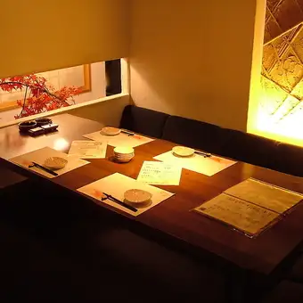 完全私密的房间，氛围宁静。所有座位均为下沉式设计，非常适合举行重要的商务会议和招待客人。
