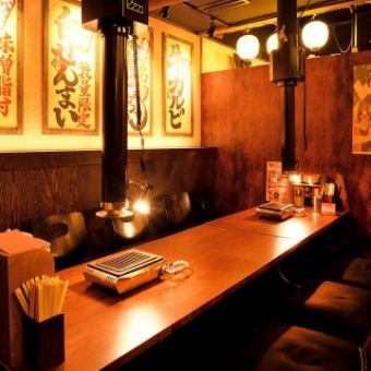 こちらもTVモニター完備の席となっております。友人と仕事の後の一杯、休日にみんなでワイワイ女子会など多くの場面でご利用可能です♪コースメニューは3,500円～とリーズナブルな価格帯となっております。楽しい時間を過ごせるよう全力でサポートさせていただいております！