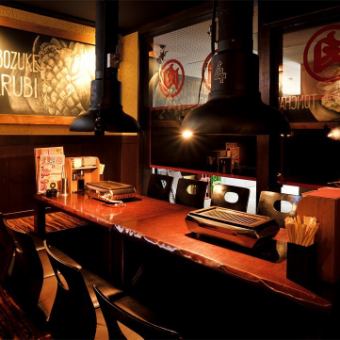 TVモニター完備の完全個室で楽しいご宴会をどうぞ！！大人数でのご宴会、女子会、結婚式二次会など様々なシーンでご利用いただけます！各種コースは2時間飲み放題付きとなっておりますので、広々空間で楽しい時間をどうぞお過ごしください。