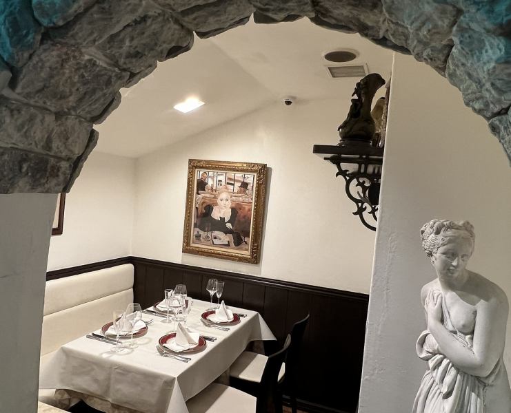 私人包间非常适合特殊座位。石头、砖块和白色的墙壁是根据意大利的里雅斯特米拉马雷城堡的形象设计的。一边享用美食，一边欣赏绘画和艺术作品，同时聆听歌剧。午餐统一费用为含税 6,000 日元，晚餐统一费用为含税 8,800 日元，适用人数为 2 至 7 人。