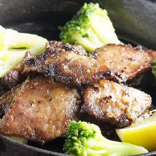 Grilled Juicy Beef Tongue and Broccoli with Black Pepper