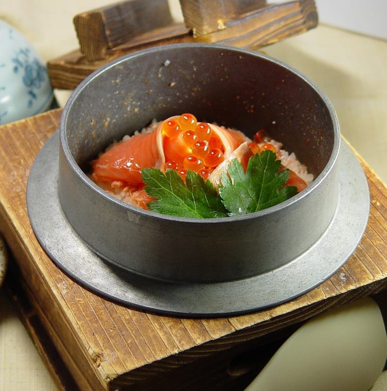 Salmon and salmon roe rice pot / braised pork rice pot