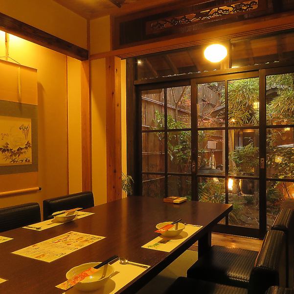 [All rooms are private] The exterior is also designed to resemble a Kyoto townhouse.