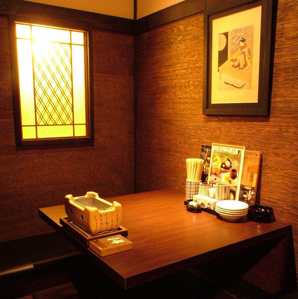 Private rooms for two people where you won't have to worry about people looking at you, and private rooms with sunken kotatsu tables for small groups.