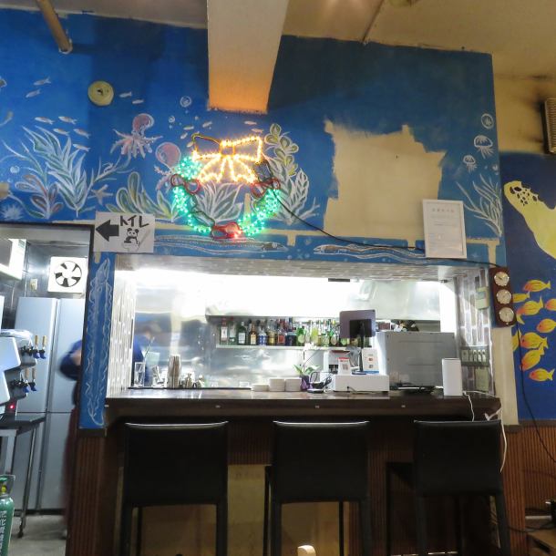 カウンター席でサク飲みも、テーブル席でわいわいもOK！4名掛けテーブルは連結可能なので、2名～大人数まで幅広く対応できます（全19席）。音響設備も完備しているから、誕生日や歓送迎会などのパーティーも盛り上がること間違いなし！居心地の良い空間で、楽しいひとときをどうぞ