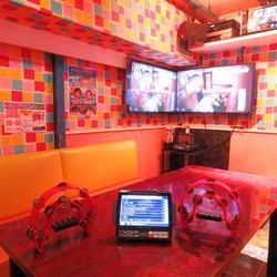 It's a 3-minute walk from JR Ikebukuro Station, so it's easy to get to and from the station! Relax on fluffy cushions and karaoke.The secret of its popularity is the atmosphere that is different from the usual "Karaoke Box".It is also equipped with a large LCD monitor, so you can watch DVDs and watch videos on your PC or smartphone.How about having a party at the super-discount Seven Ikebukuro Sunshine-dori store? For birthdays and girls' night out♪