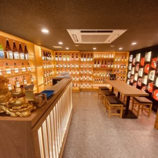 一樓的座位上擺滿了飲料。
