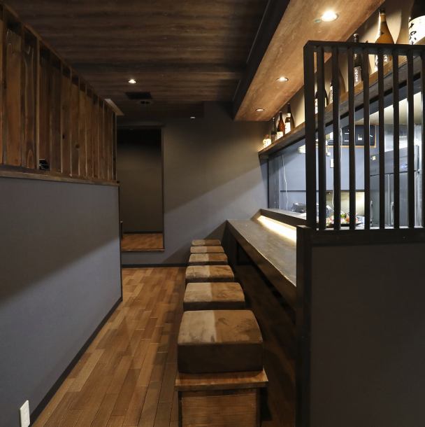 カウンター席は程よい距離感が魅力。木の香りが漂う上質な空間で、しっぽり一人飲みやデートにもおすすめ。店員との会話を楽しみながら、料理とお酒をじっくり堪能できる“大人の隠れ家”のような雰囲気です。