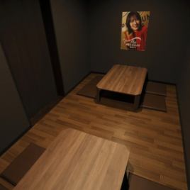 4名様テーブル×2席で、最大10名様までOK！友達同士の飲み会や誕生日会、ゼミ飲みにもぴったり！周りを気にせずゆっくり過ごせます。