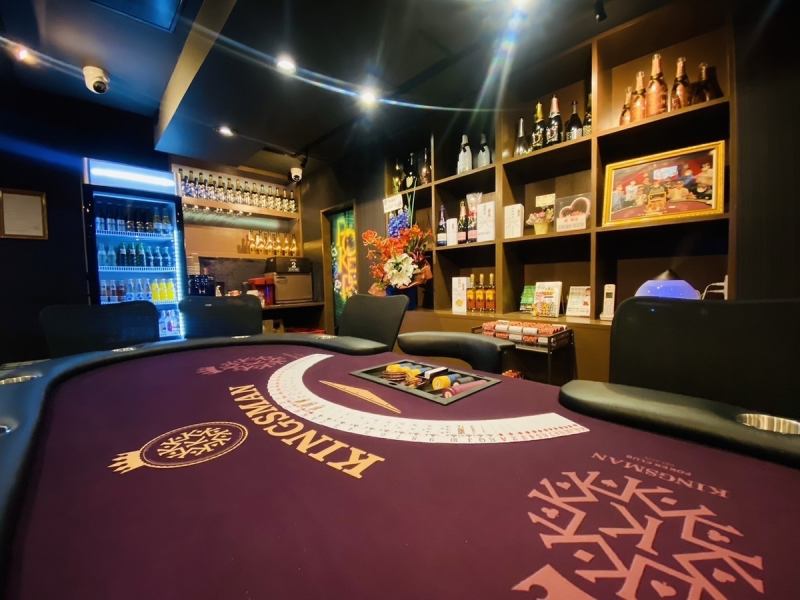 ゲームチケット代にはドリンク飲み放題も含まれております。お酒とポーカーをお楽しみください。