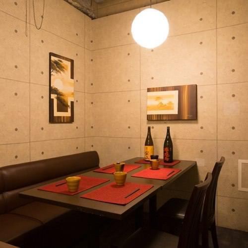 【少人数個室】こちらはデートにも最適!オシャレな雰囲気漂う個室を人数に応じて多数ご用意しております。個室のみのご予約も承っていますので、お気軽にご連絡ください。お時間を忘れ、自慢のアラカルトメニューや厳選ワインとともに寛ぎのお時間をお過ごしください。団体様でのご利用にも使い勝手◎