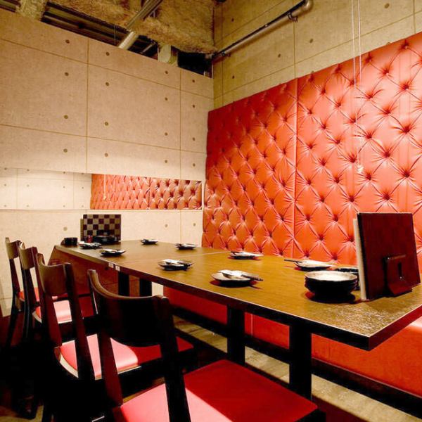 【個室】接待や同級会、女子会などにも使いやすい。980円の飲み放題で、美味しく楽しい焼肉の時間をお楽しみ下さい♪個室を多数ご用意しております。最大40名様のご宴会にご利用いただけます。お時間を忘れ、自慢のアラカルトメニューや厳選ワインとともに寛ぎのお時間をお過ごしください。団体様でのご利用にも使い勝手◎