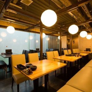 【 ソファー半個室（10名様～40名様）】カーテンで空間を仕切ることで、さまざまな半個室に早変わり。4名様掛けのテーブルをつなげることで、最大40名様でのご利用が可能です。打ち上げや歓迎会・送別会など、職場のご宴会や同窓会など、あらゆるシーンに対応いたしますので、お気軽にご相談ください！