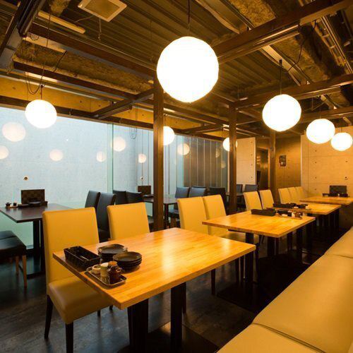 【 ソファー半個室（10名様～40名様）】カーテンで空間を仕切ることで、さまざまな半個室に早変わり。4名様掛けのテーブルをつなげることで、最大40名様でのご利用が可能です。打ち上げや歓迎会・送別会など、職場のご宴会や同窓会など、あらゆるシーンに対応いたしますので、お気軽にご相談ください！