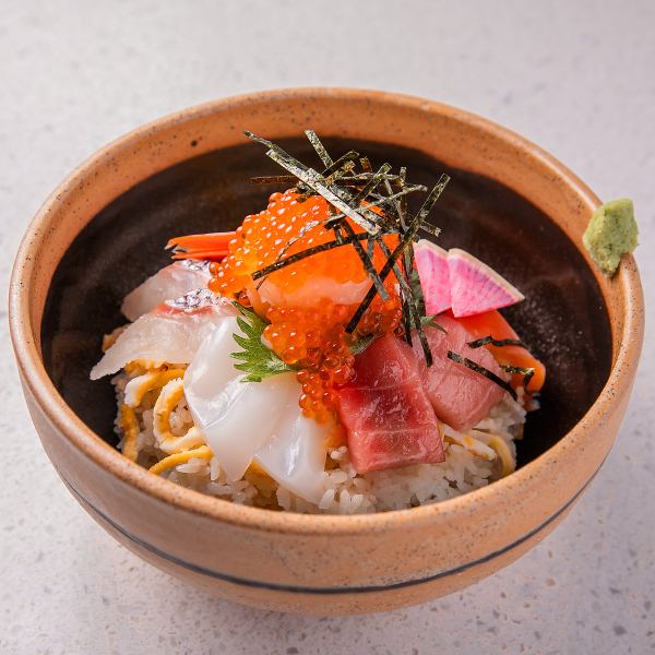 お昼の海鮮丼セット(6種の海鮮を堪能　小鉢、漬物、味噌汁付き)　1480円(税込)