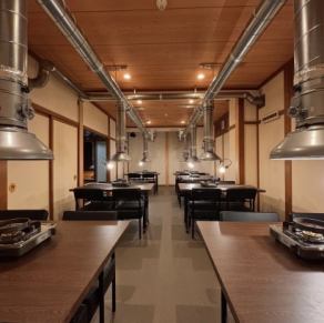大広間には4名掛けのテーブル席を7席、ご用意しています。広々とした空間となっているためゆったりとお過ごしいただけるのが、魅力的となっています！小規模から大規模の宴会まで対応しているので、プライベートな飲み会や会社の宴会などでご利用ください♪