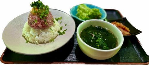 Grilled Wagyu beef yukke rice bowl with green onions